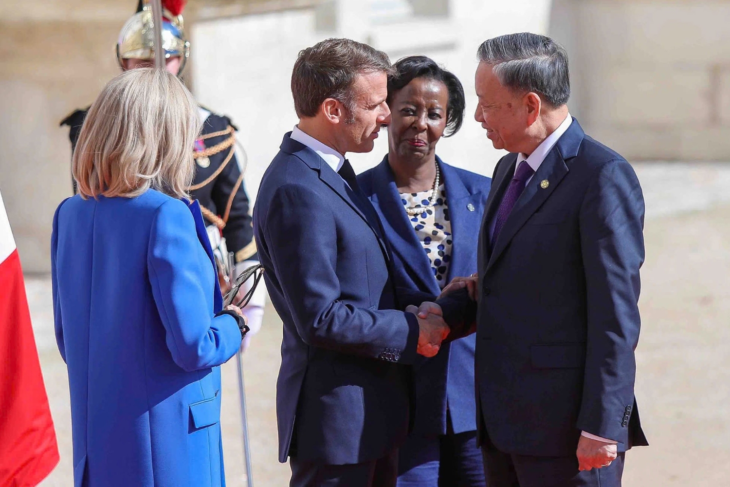 Tổng thống Pháp Emmanuel Macron và Phu nhân đón Tổng Bí thư, Chủ tịch nước Tô Lâm. (Ảnh: VietNamNet)