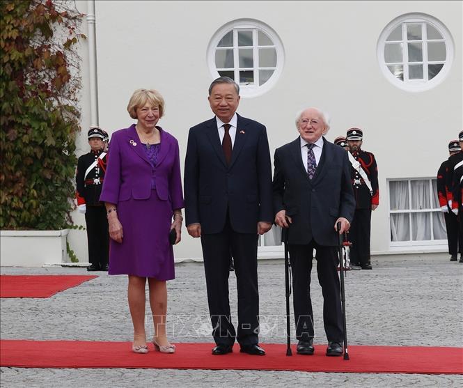 Tổng thống Ireland Michael D. Higgins và Phu nhân đón Tổng Bí thư, Chủ tịch nước Tô Lâm. Ảnh: Trí Dũng/TTXVN