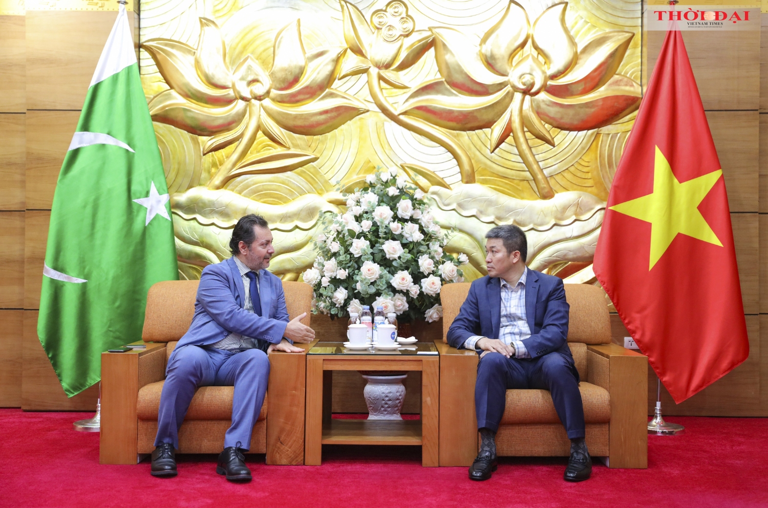 Phan Anh Son, President of the Viet Nam Union of Friendship Organizations (R) received Kohdayar Marri, Ambassador of Pakistan to Vietnam and accredited to Laos, on October 14 in Hanoi. (Photo: Dinh Hoa)