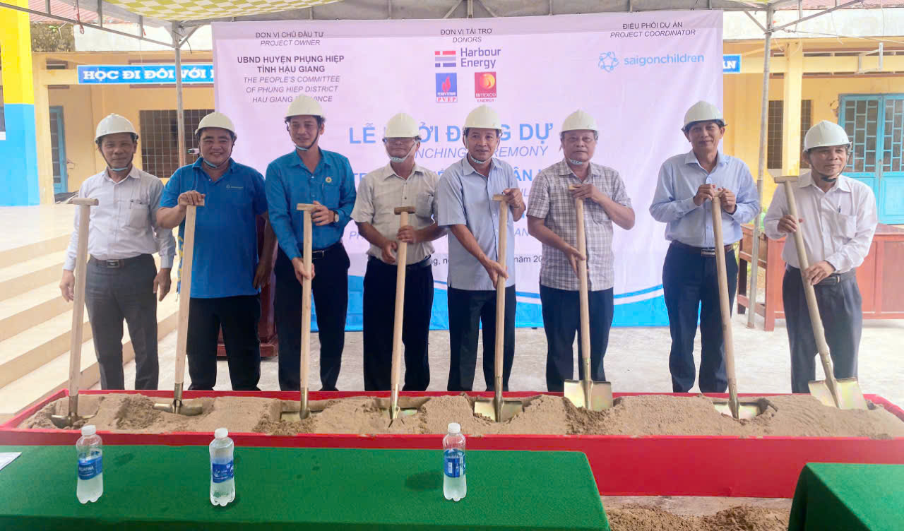 Delegates perform the launching ceremony on the project to build classrooms at Tan Long 2 Primary, Phung Hiep district.