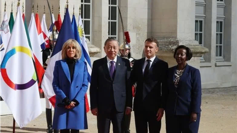 Tổng thống Cộng hòa Pháp Emmanuel Macron và Tổng Thư ký Pháp ngữ Louise Mushikiwabo đón Tổng Bí thư, Chủ tịch nước Tô Lâm. Ảnh: Trí Dũng – TTXVN.