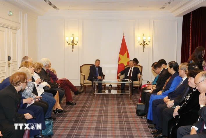 Party General Secretary and State President To Lam (R) and Nguyen Hai Nam, Chairman of the France-Viet Nam Friendship Association (AAFV), at their meeting in Paris on October 7. (Photo: VNA)