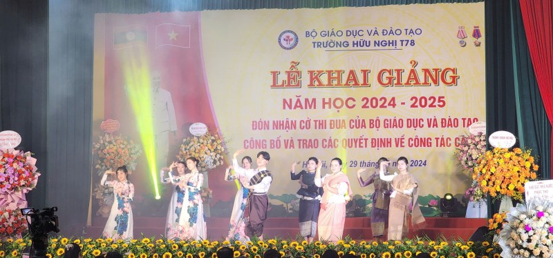 Một tiết mục văn nghệ của lưu học sinh Lào tại buổi lễ.