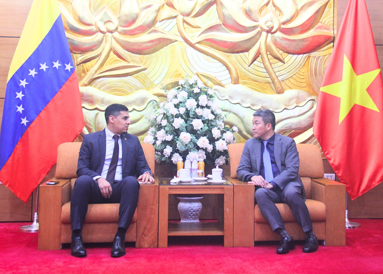 VUFO President Phan Anh Son (R) received and worked with Venezuelan Ambassador to Vietnam Juan Carlos Fernandes Juarez on November 26 in Hanoi.