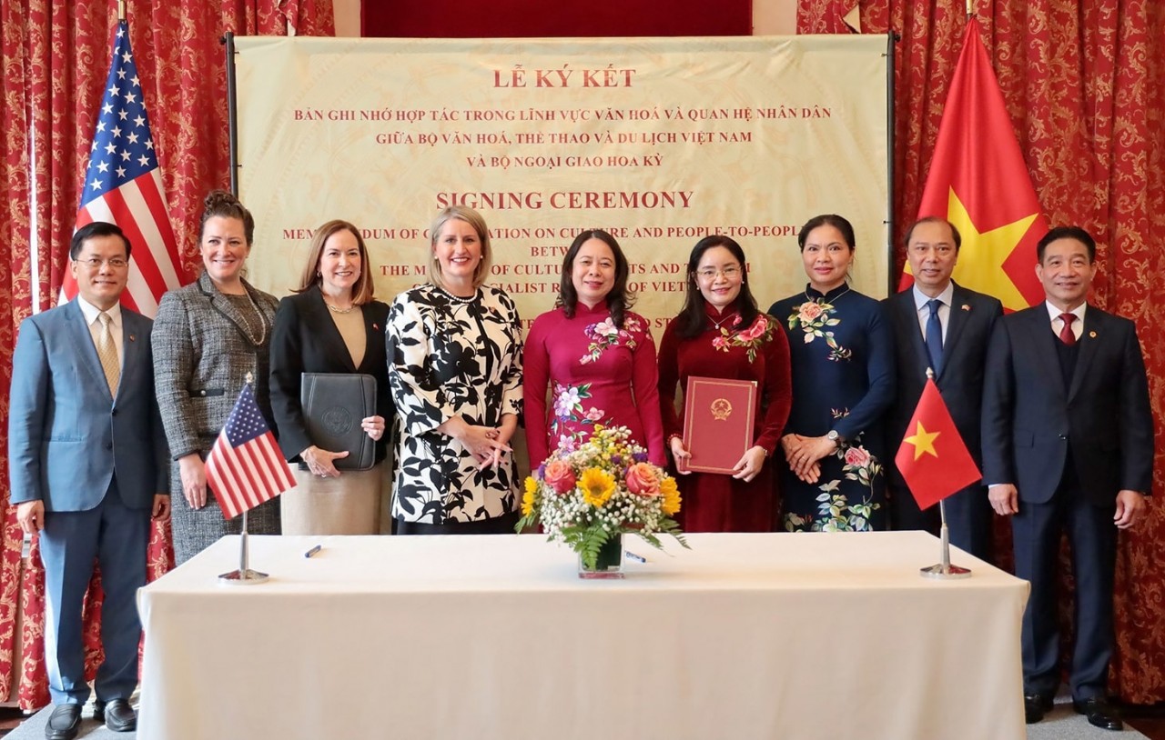 Member of the Party Central Committee, Vice President Vo Thi Anh Xuan, and US Under Secretary of State for Public Diplomacy Elizabeth M. Allen (fourth from left) witness the signing ceremony of the Memorandum of Understanding