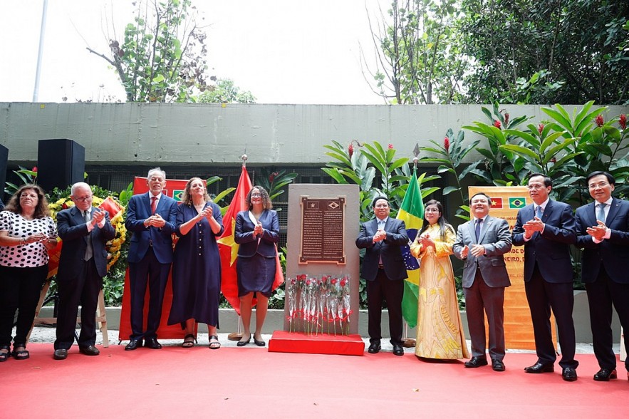 PM Pham Minh Chinh (fourth from right) attends the inauguration ceremony of the plaque in commemoration of late President Ho Chi Minh in Rio de Janeiro city, Brazil. (Photo: VGP)