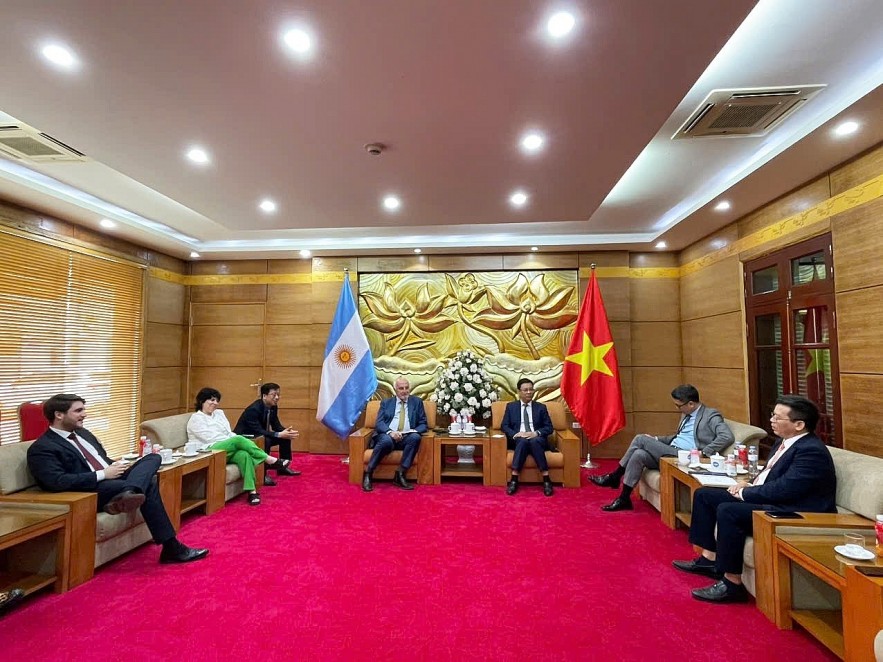 Vice President of the Viet Nam Union of Friendship Organizations received the Argentine Justicialist Party (PJ) delegation.