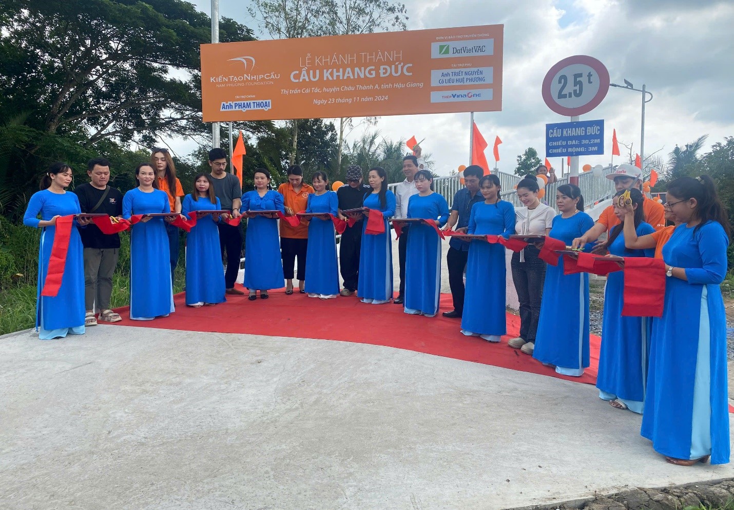 Delegates performed the inaugurate of Khang Duc Bridge in Cai Tac town, Chau Thanh A district