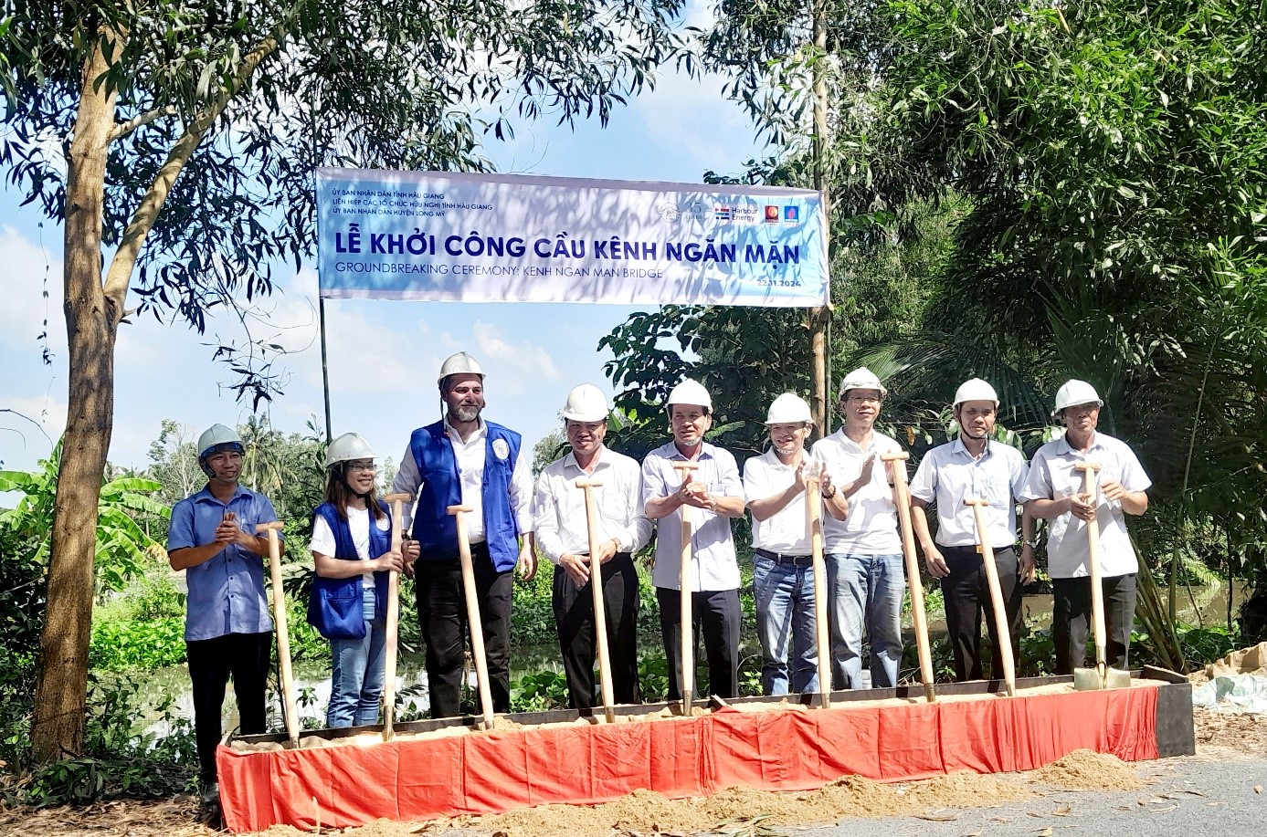 Delegates performed the groundbreaking ceremony Kenh Ngan Man bridge , Luong Tam commune, Long Mỹ district.