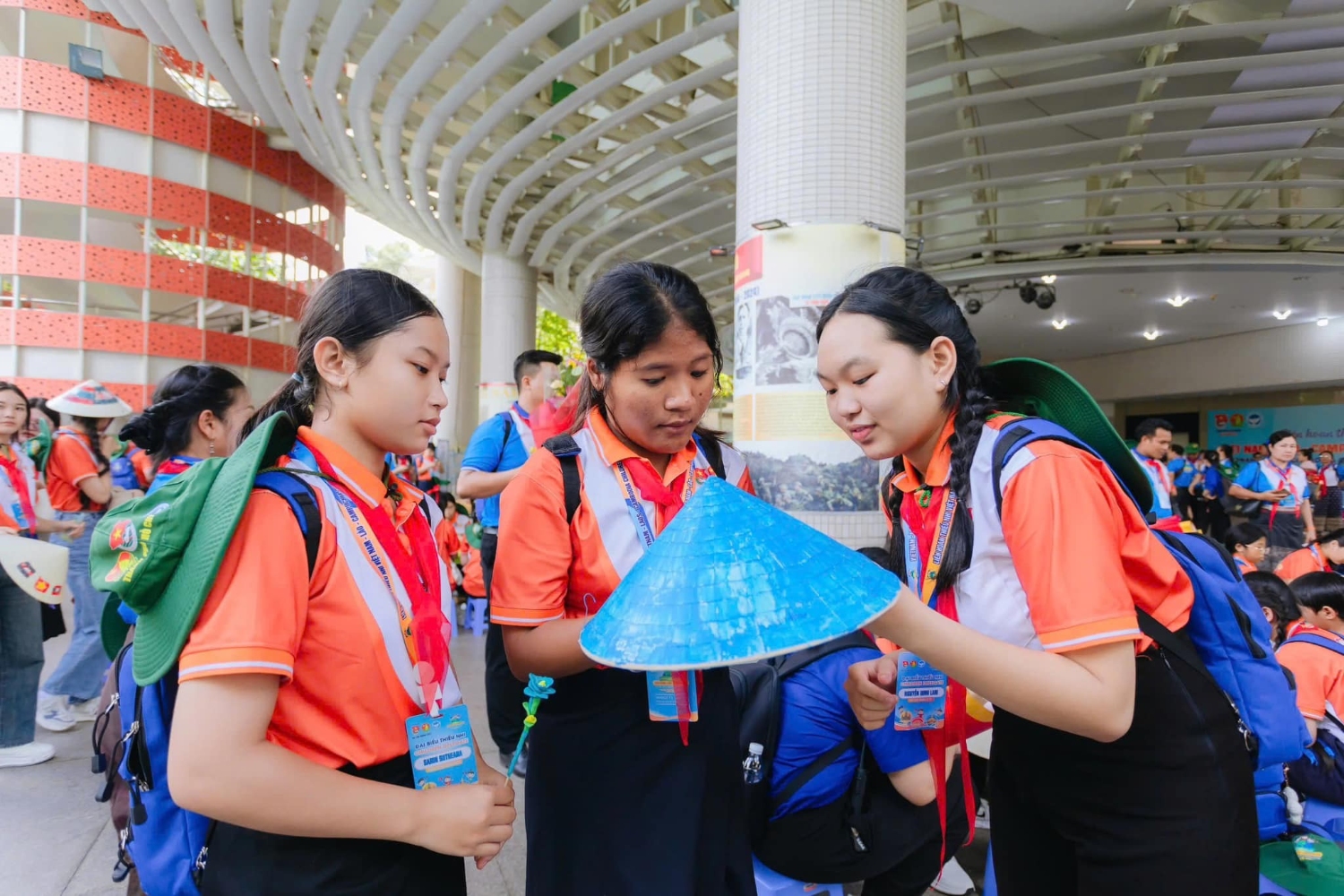 Các em thiếu nhi tham gia hoạt động trải nghiệm sáng tạo trong khuôn khổ Liên hoan thiếu nhi Việt Nam - Lào - Campuchia.