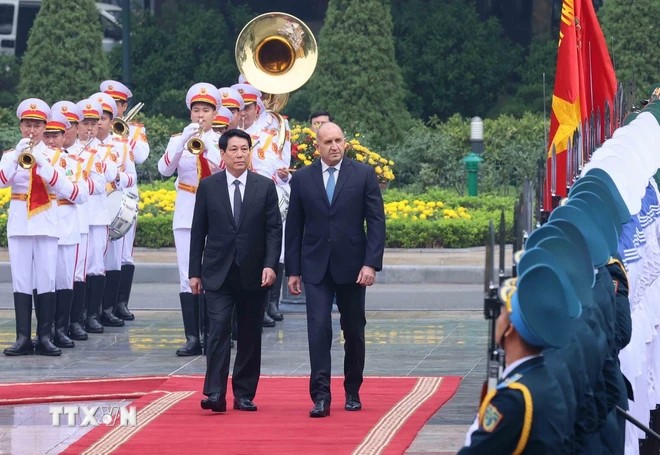 Chủ tịch nước Lương Cường và Tổng thống Bulgaria Rumen Radev duyệt Đội danh dự Quân đội nhân dân Việt Nam. (Ảnh: An Đăng/TTXVN)