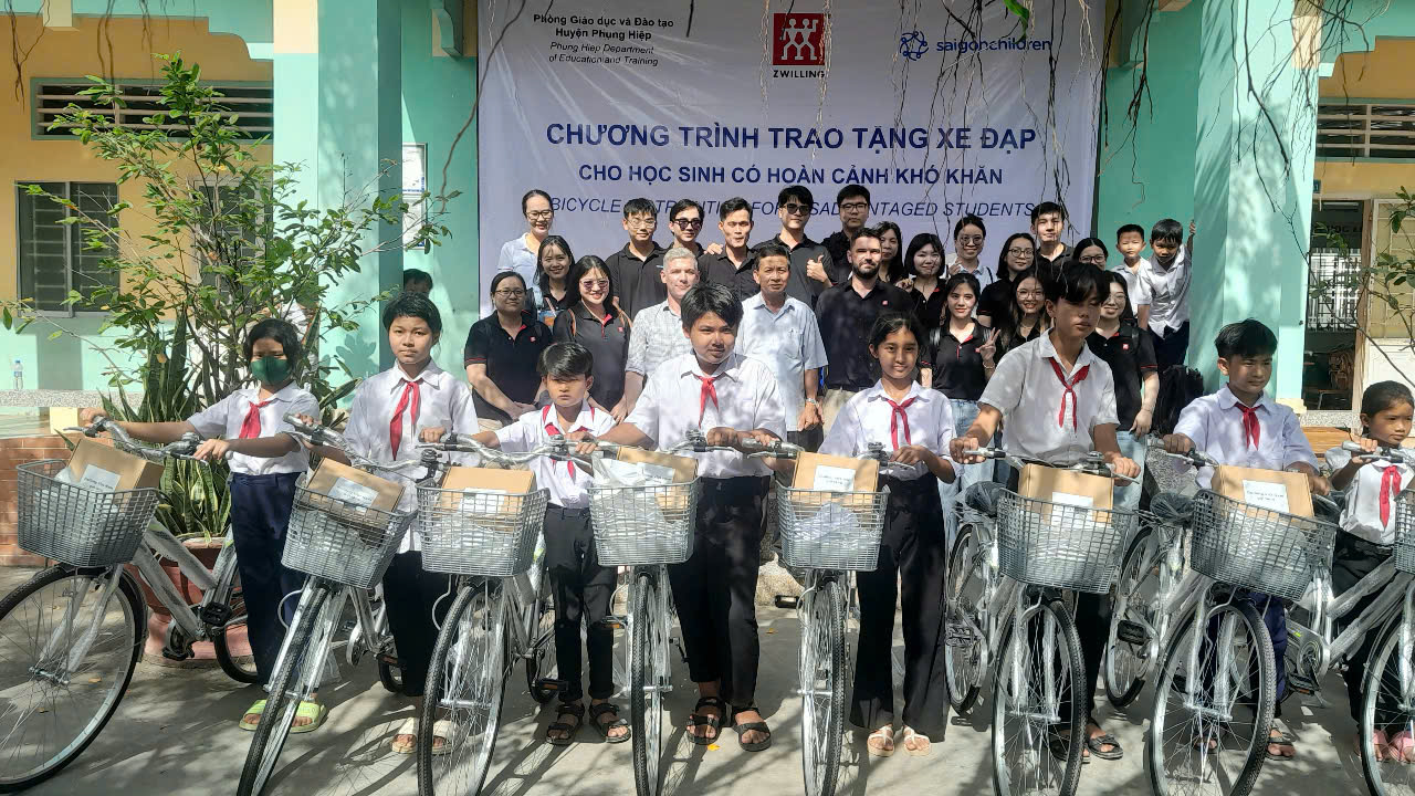 ông Nguyễn Văn Nhân – Chủ tịch Liên hiệp các tổ chức hữu nghị tỉnh Hậu Giang; ông Damien Roberts – Giám đốc Tổ chức Saigonchildren trao tặng xe đạp cho các em học sinh.