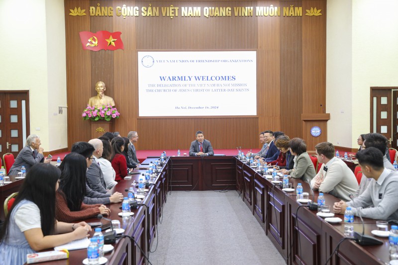 Ông Phan Anh Sơn, Chủ tịch Liên hiệp các tổ chức hữu nghị Việt Nam (giữa) tiếp đoàn MTC và LDSC. (Ảnh: Đinh Hoà)