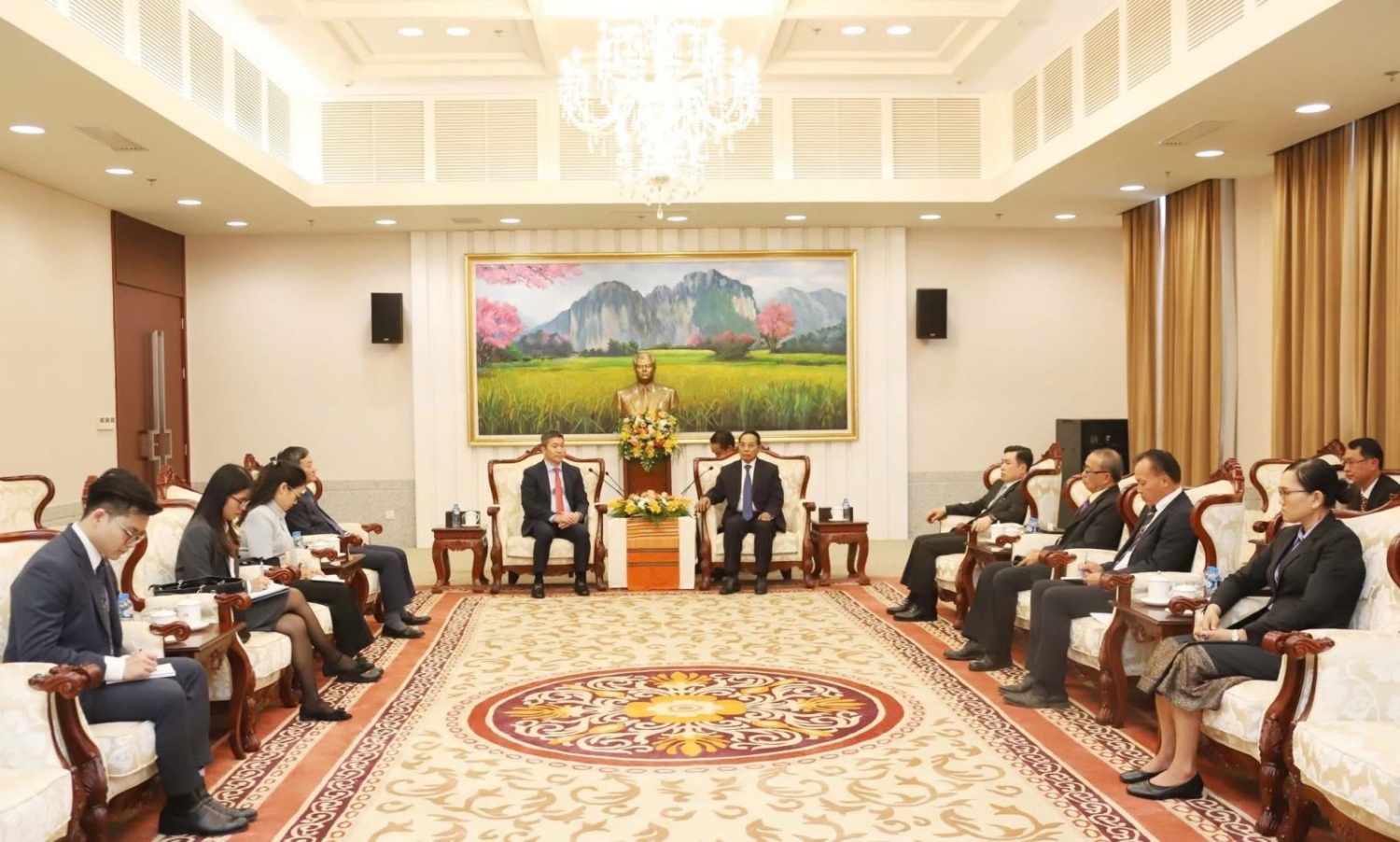 Permanent member of the Lao People’s Revolutionary Party (LPRP) Central Committee’s Secretariat and State Vice President of Laos Bounthong Chitmany receives the delegation of the Viet Nam Union of Friendship Organisations.