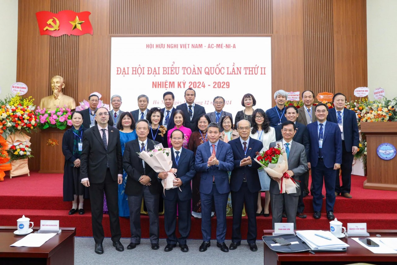 Nguyen Van Thuan (front row,3rd from left), Chairman of the Vietnam-Armenia Friendship Association for the 2024-2029 term, other members of the executive board, and participating delegates at the congress. Photo: Dinh Hoa