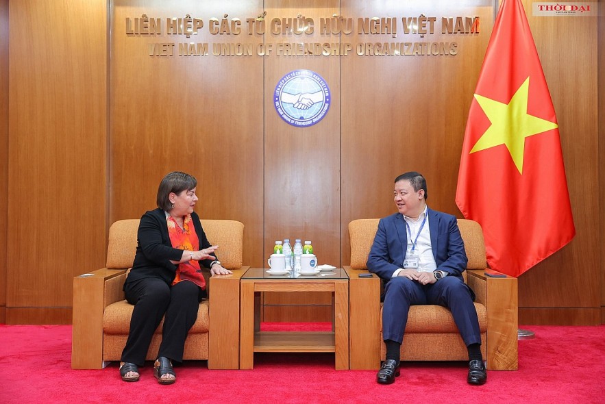 Nguyen Ngoc Hung, Vice President of the Viet Nam Union of Friendship Organizations (VUFO), received and worked with Claire Lachance, President and CEO of ReSurge International (USA), on February 11 in Hanoi. (Photo: Dinh Hoa)