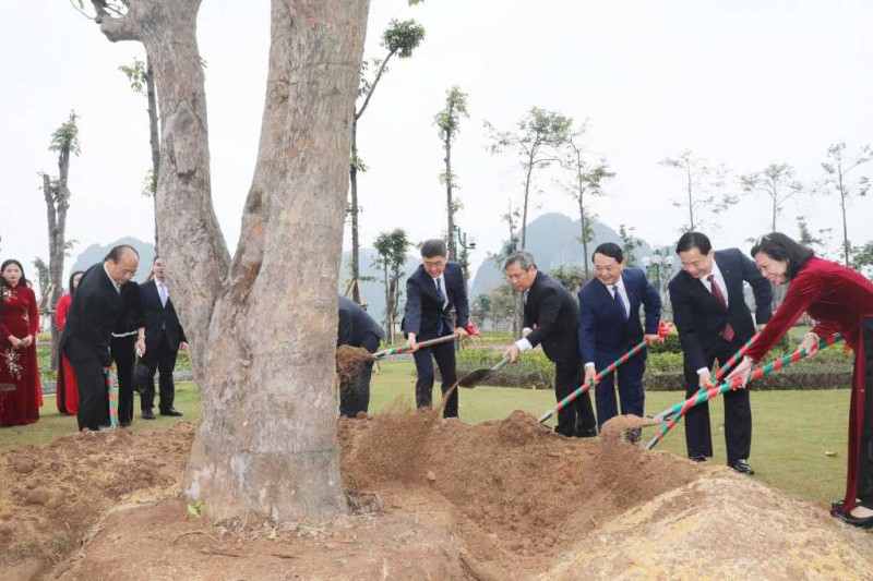 Các đại biểu thực hiện nghi thức trồng cây tại Công viên Hoa Hạ Long. Ảnh: Quangninh.gov.vn