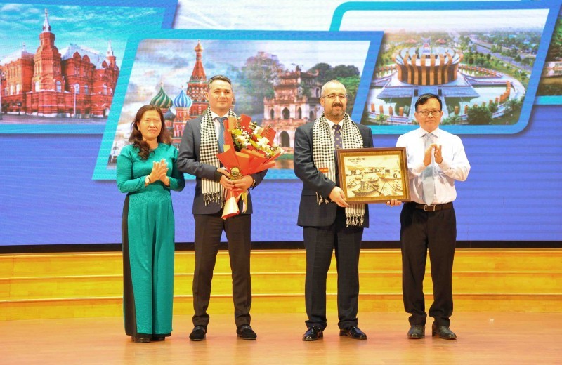 Nguyen Trung Nhan, member of the Standing Committee of Can Tho Party Committee, chairman of the VFF Committee of Can Tho city, and Nguyen Thi Ngoc Diep, vice chairwoman of the People's Committee presented flowers and souvenirs.