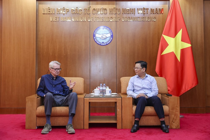 Vice President of the Viet Nam Union of Friendship Organizations Dong Huy Cuong (R) received a delegation from the Veterans for Peace led by Chuck Searcy, Vice President of Chapter 160. (Photo: Dinh Hoa)