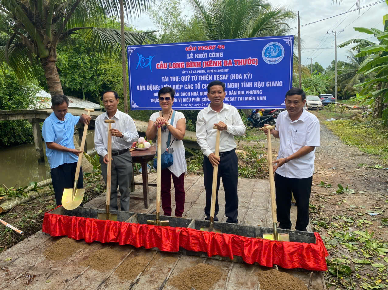 Ông Nguyễn Văn Nhân – Chủ tịch Liên hiệp các tổ chức hữu nghị tỉnh Hậu Giang (thứ 2, từ phải sang) cùng các đại biểu thực hiện nghii thức khởi công cầu Long Bình.