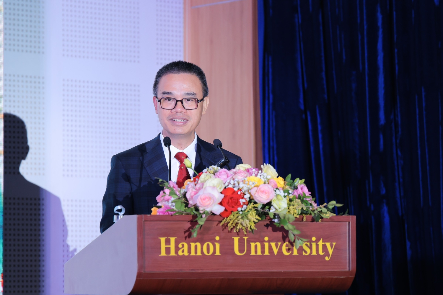Hiệu trưởng Trường Đại học Hà Nội Nguyễn Văn Trào phát biểu tại vòng chung kết Cuộc thi “Nhịp cầu Hán ngữ” lần thứ 24 dành cho sinh viên các trường đại học khu vực miền Bắc và miền Trung. (Ảnh: HANU)