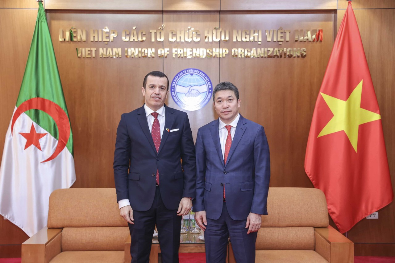 Chủ tịch Liên hiệp các tổ chức hữu nghị Việt Nam Phan Anh Sơn (bên phải) tiếp Đại sứ Đặc mệnh toàn quyền Cộng hòa Angola tại Việt Nam Fernando Miguel. (Ảnh: Đinh Hòa)