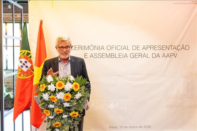 Ông Henrique Calisto, nguyên Huấn luyện viên trưởng đội tuyển bóng đá nam Việt Nam, Phó Chủ tịch Hội hữu nghị Bồ Đào Nha - Việt Nam phát biểu. (Ảnh: TTXVN)