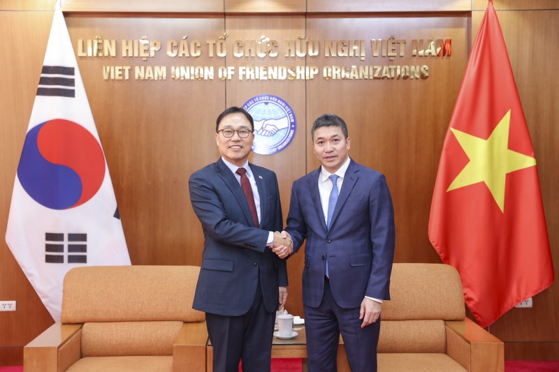 Chủ tịch Liên hiệp các tổ chức hữu nghị Việt Nam Phan Anh Sơn (bên phải) tiếp và làm việc với Đại sứ Hàn Quốc tại Việt Nam Choi Young Sam. (Ảnh: Đinh Hòa)