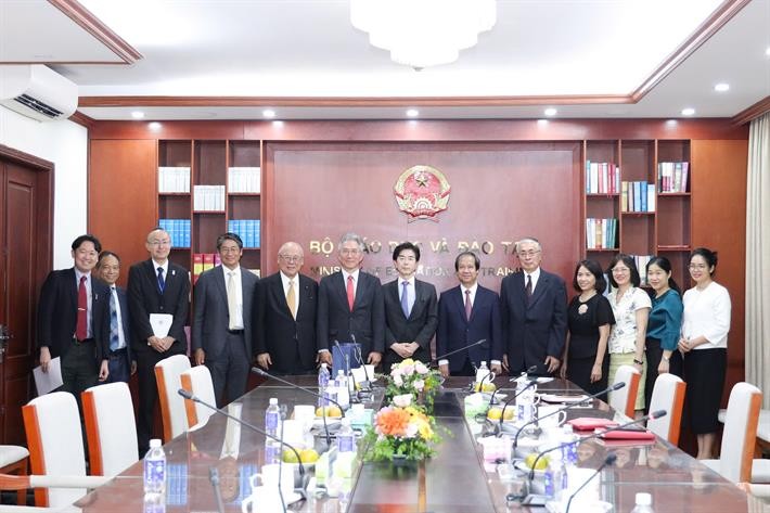 Bộ trưởng Nguyễn Kim Sơn (thứ 6 từ phải sang) và ông Takebe Tsutomu (thứ 5 từ trái sang) cùng thành viên hai bên. (Ảnh: Bộ Giáo dục và Đào tạo)
